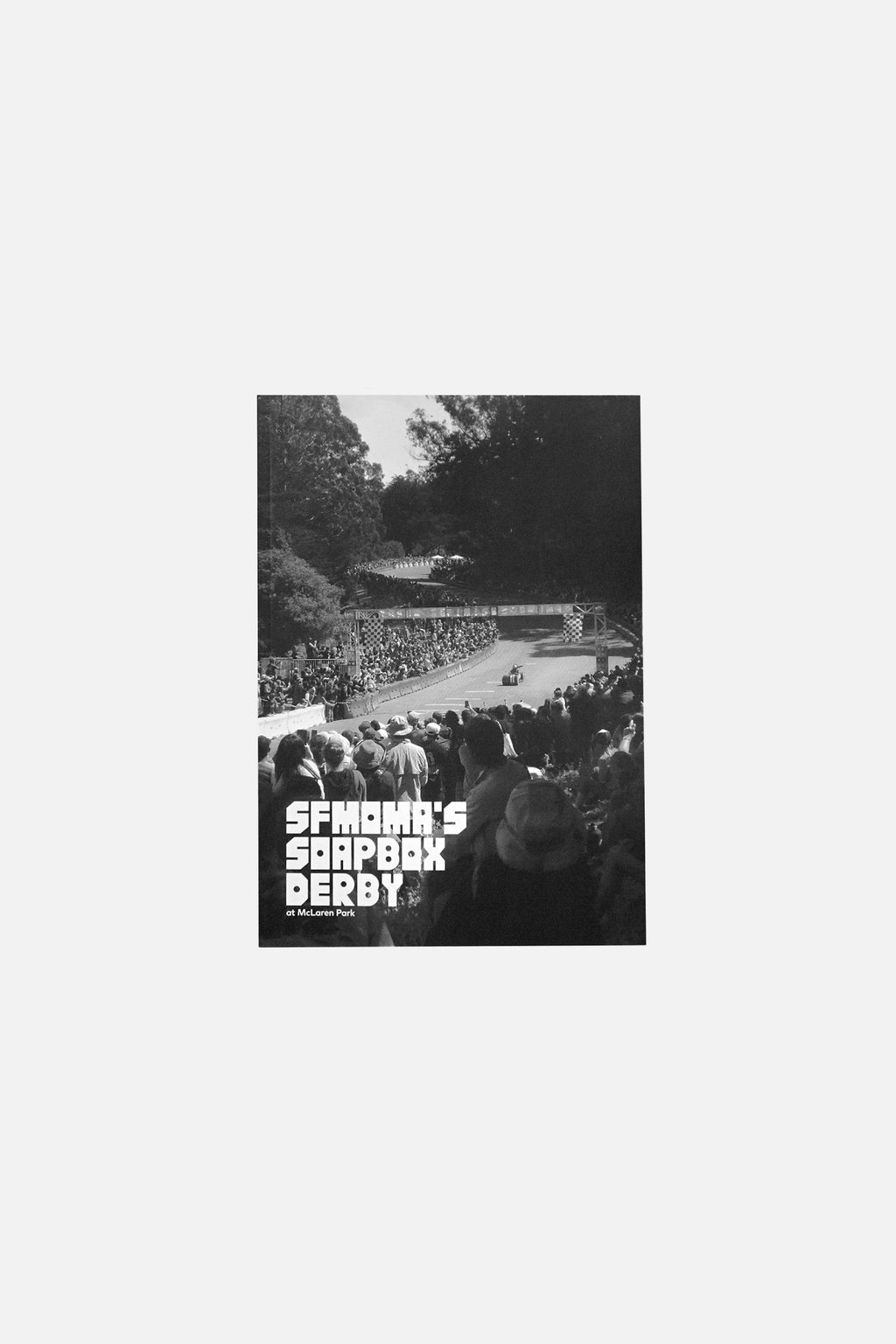 SFMOMA’S SOAPBOX DERBY 2022 写真集の表紙。サンフランシスコで開催されたソープボックスダービーを写したモノクロ写真。