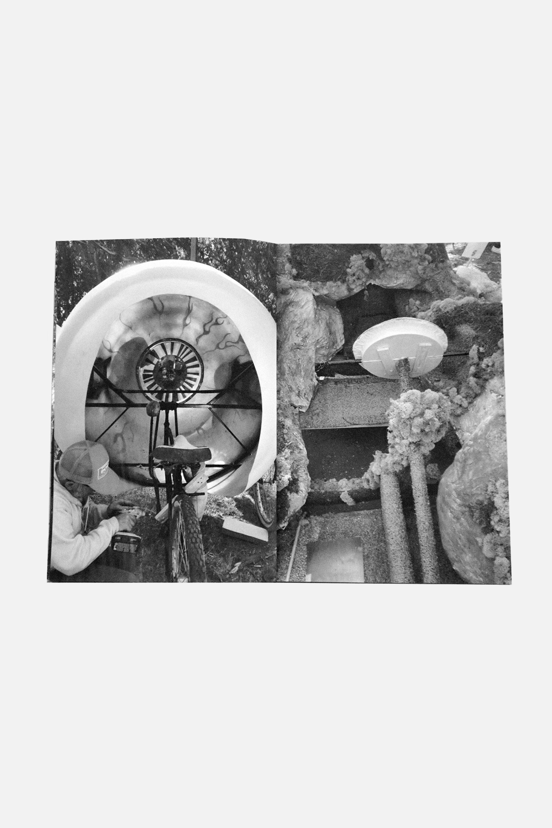 SFMOMA’S SOAPBOX DERBY 2022 写真集の表紙。サンフランシスコで開催されたソープボックスダービーを写したモノクロ写真。
P2