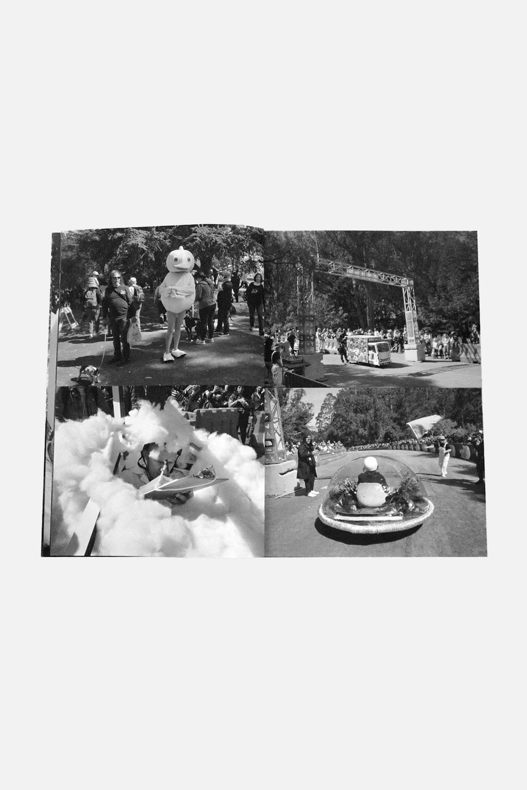 SFMOMA’S SOAPBOX DERBY 2022 写真集の表紙。サンフランシスコで開催されたソープボックスダービーを写したモノクロ写真。
P3
