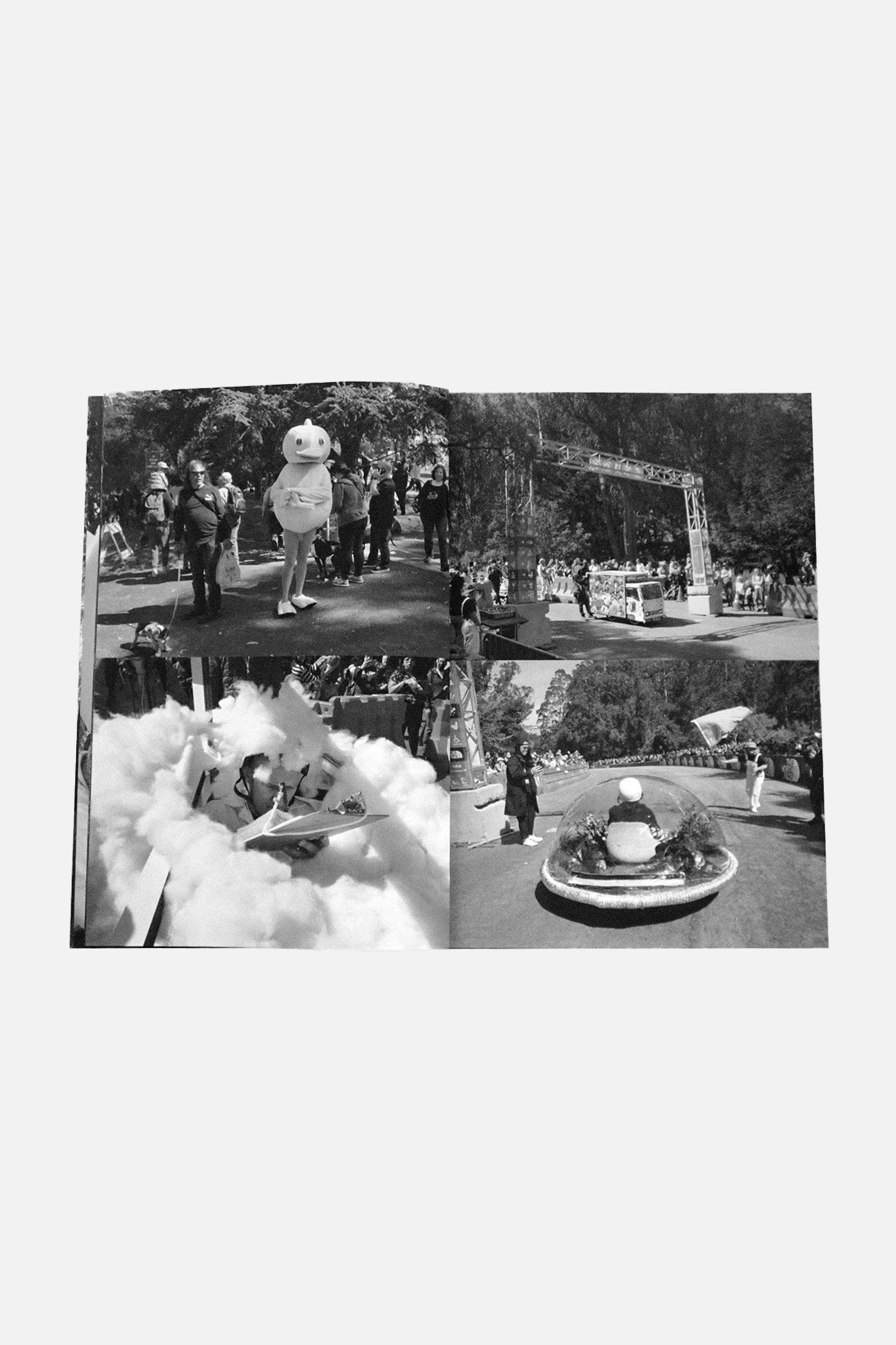 SFMOMA’S SOAPBOX DERBY 2022 写真集の表紙。サンフランシスコで開催されたソープボックスダービーを写したモノクロ写真。
P3