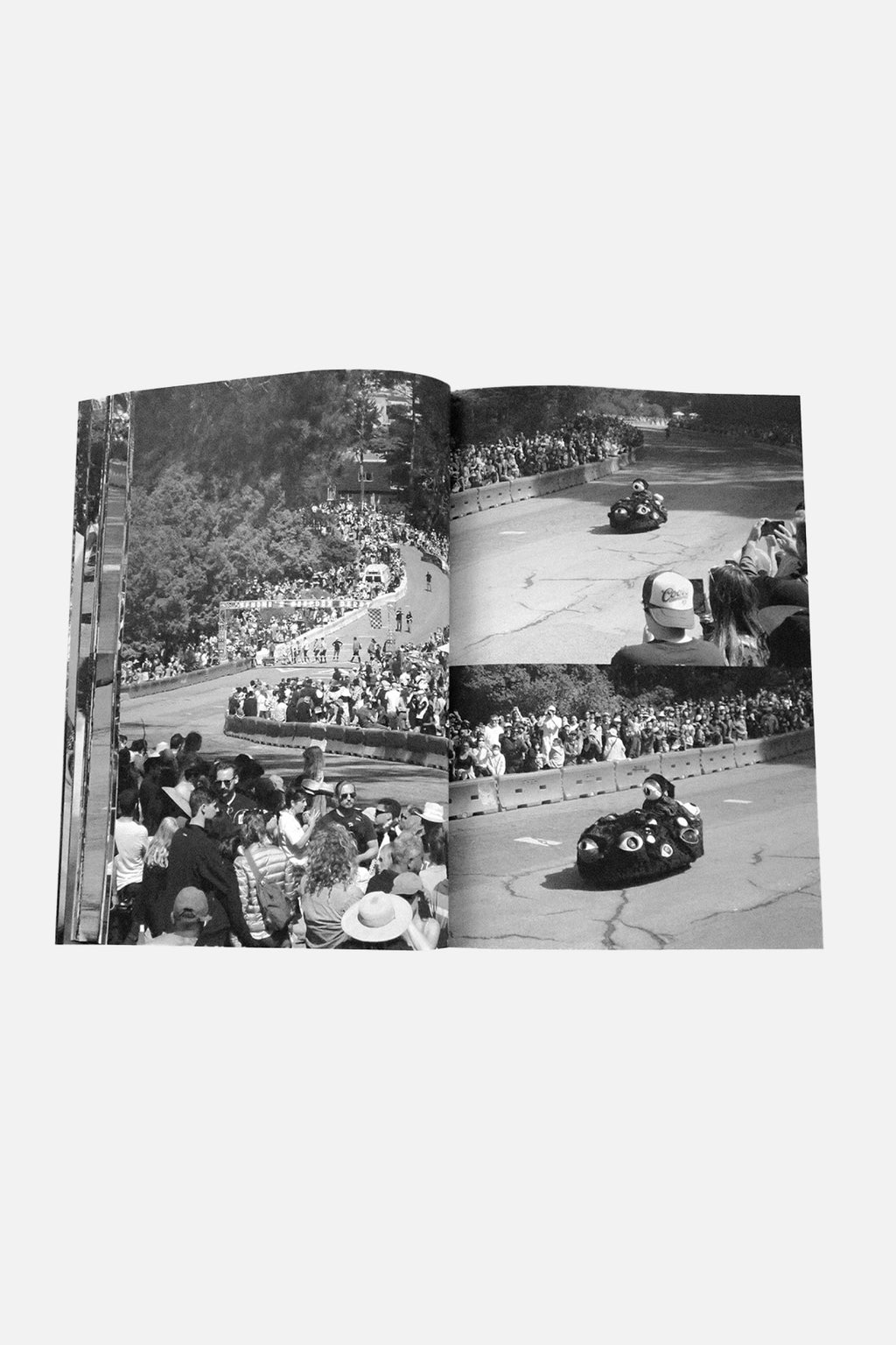SFMOMA’S SOAPBOX DERBY 2022 写真集の表紙。サンフランシスコで開催されたソープボックスダービーを写したモノクロ写真。
P4