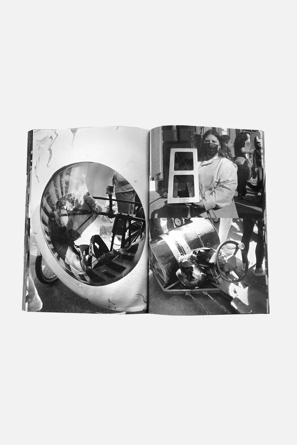 SFMOMA’S SOAPBOX DERBY 2022 写真集の表紙。サンフランシスコで開催されたソープボックスダービーを写したモノクロ写真。
P6
